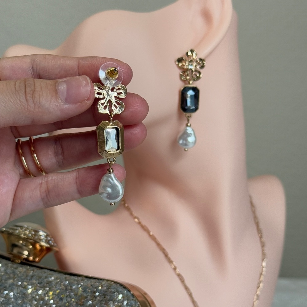 Elegant Gold and Black Drop Earrings - Picture 6 of 9